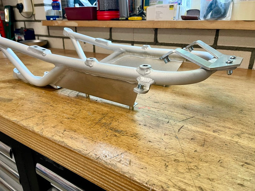 R6 RJ27 aluminium heckrahmen