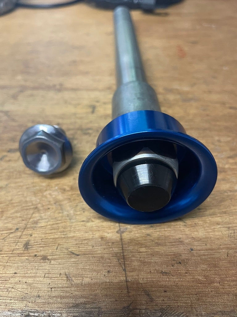 Yamaha R6 2006–2016 Quick Release Front Axle with Pull Cup