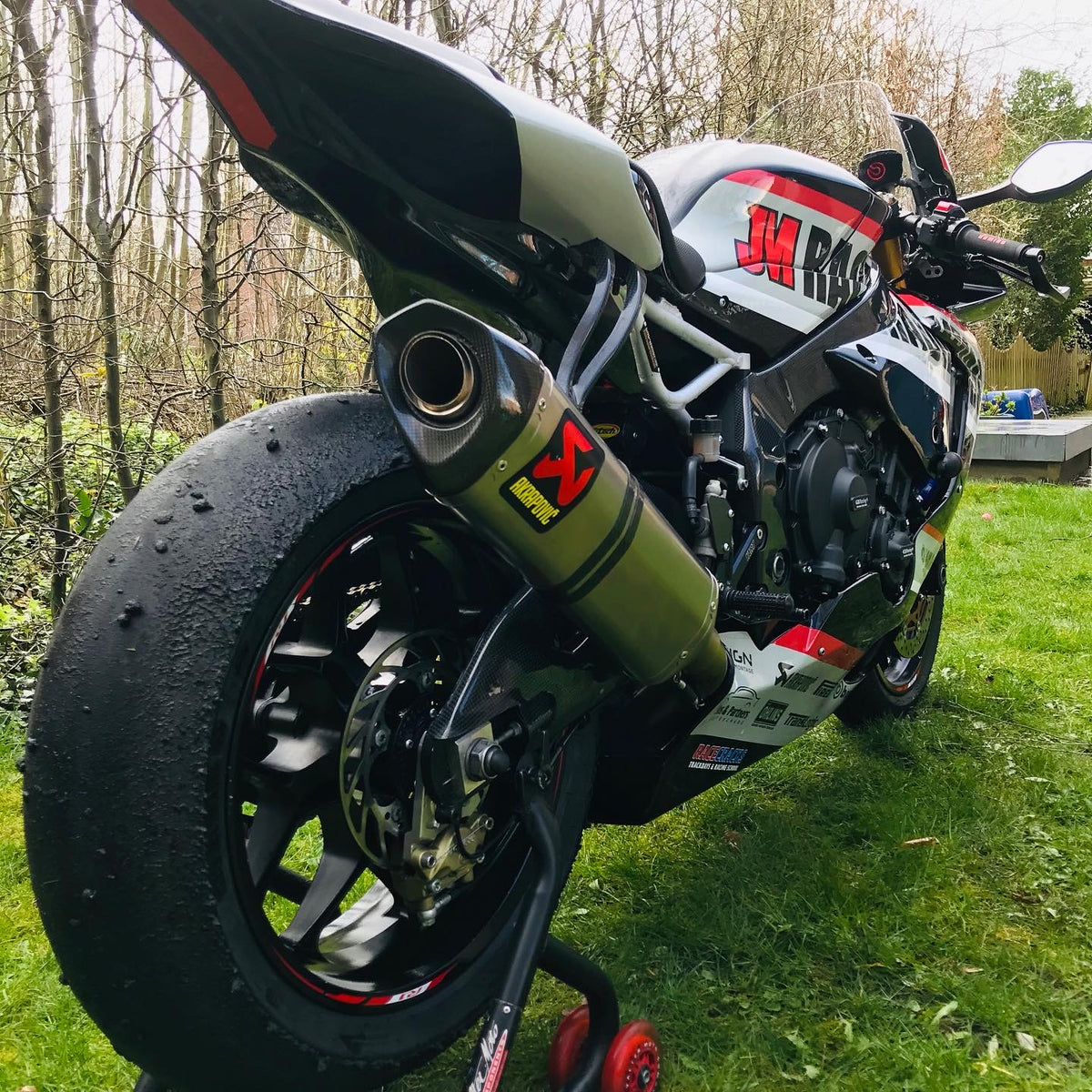 YAMAHA R1 2015-2026 Untere Aluminium-Bremssattelhalterung 84mm Schwarz