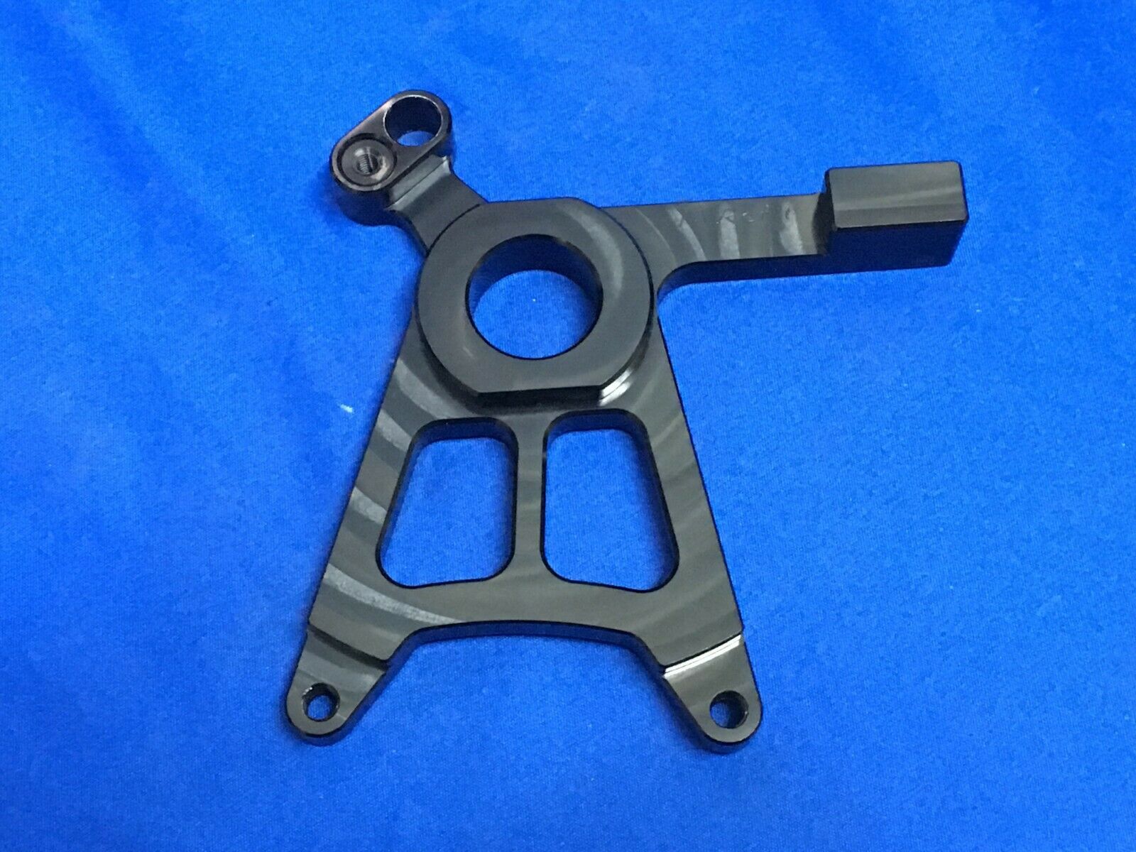 RJ27 Untere Bremssattel Halterung