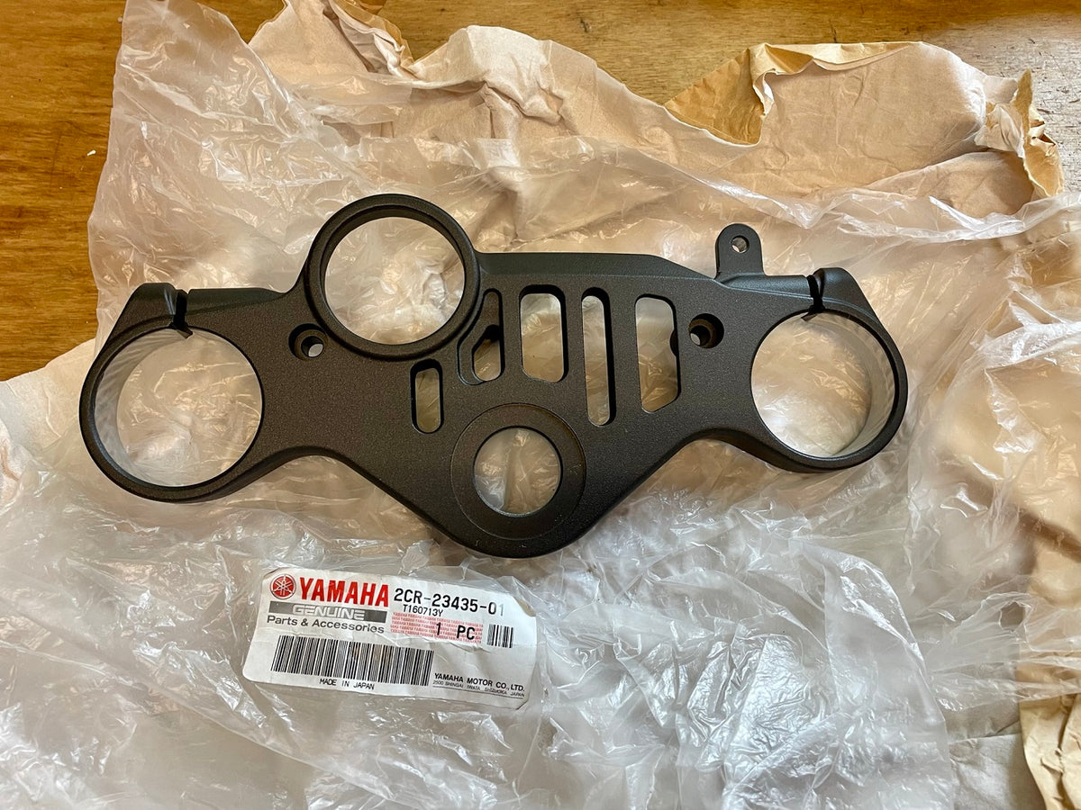 R1 2015-2025 bovenste kroonplaat oem 2CR2343501