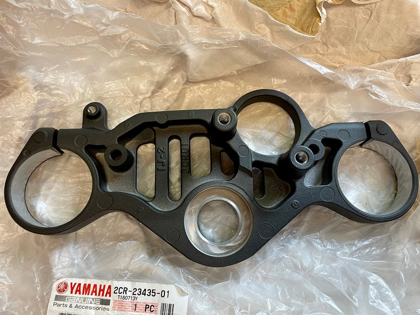 R1 2015-2025 bovenste kroonplaat oem 2CR2343501