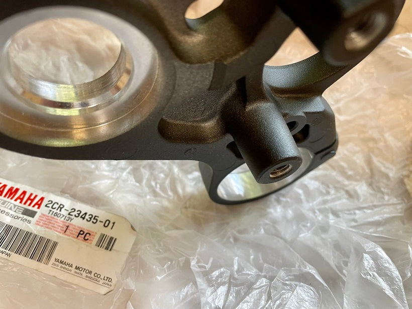 R1 2015-2025 bovenste kroonplaat oem 2CR2343501