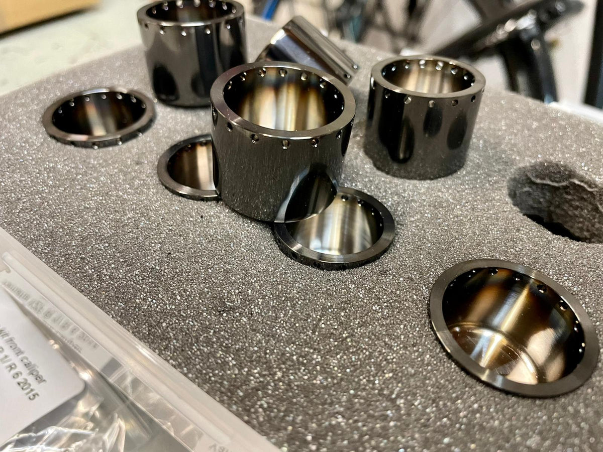 Titanium piston set R1 2015 onwards and R6 2006 onwards for oem calipers